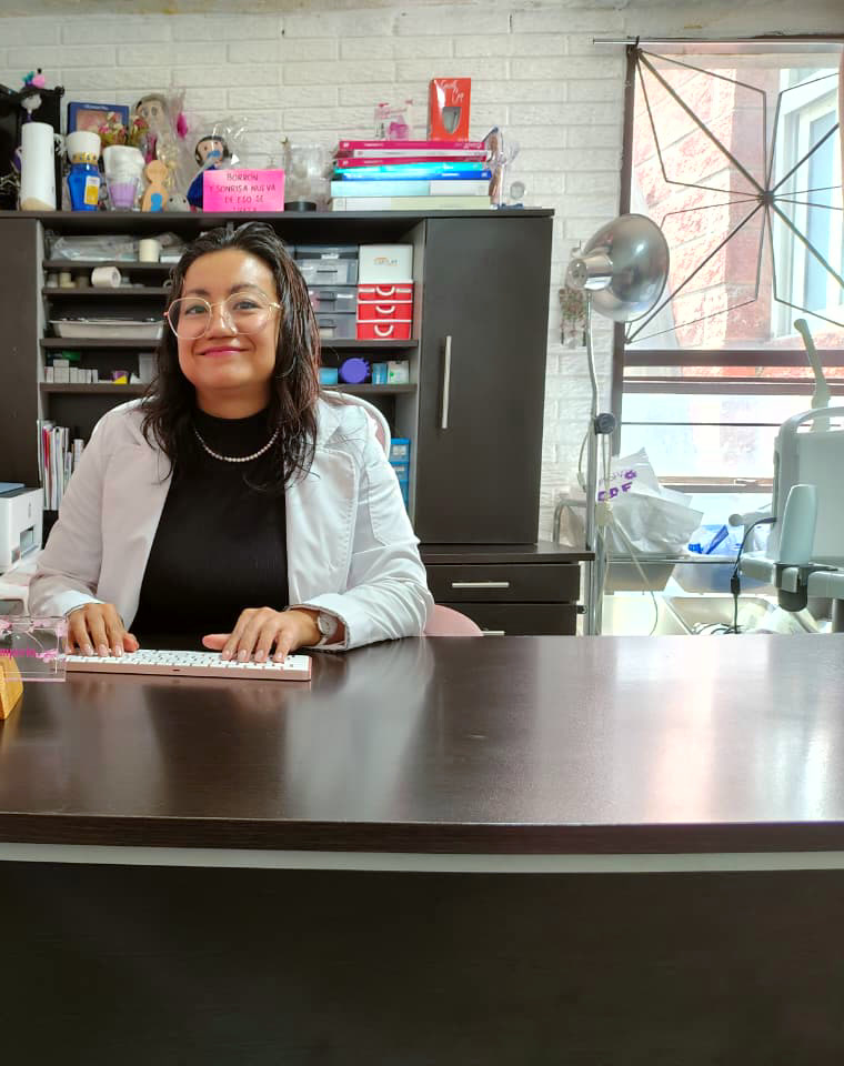 La Dra. Karla Román en su consultorio