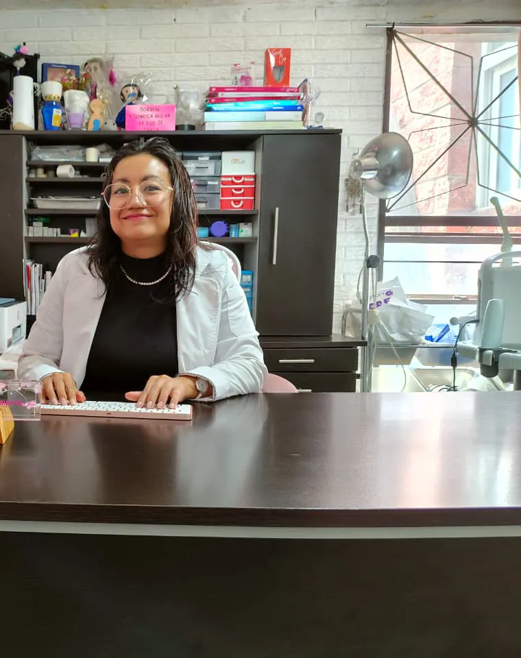 La Dra. Karla Román en su consultorio
